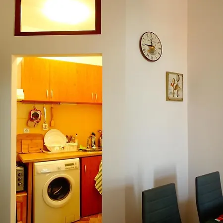 Charming In The Heart Of The Town Apartment *